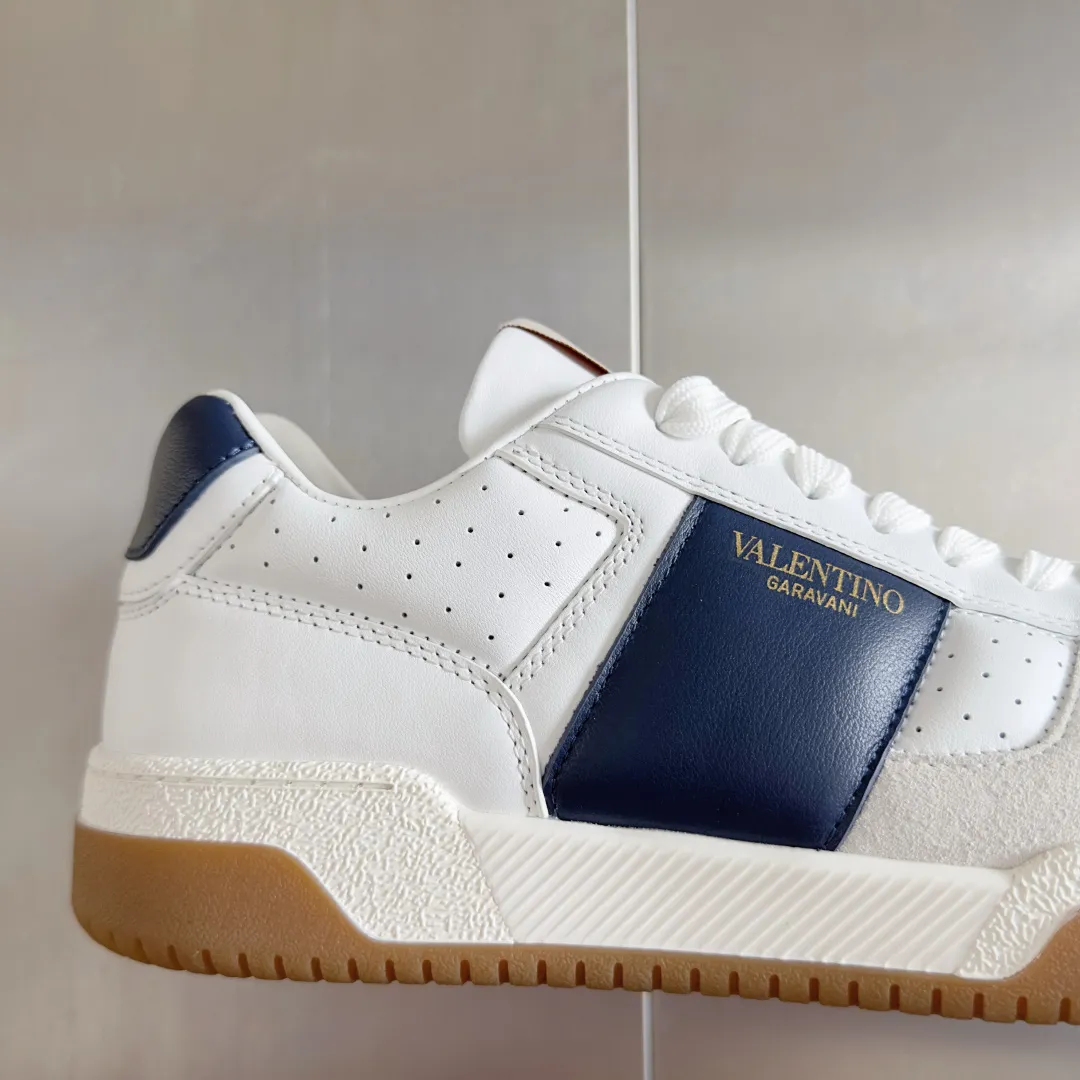 [Valentino] P: 800💰 Couple model, size: ▪️Size: Women's model 35-40 / Men's model 39-44 (45 customized) Valentino Valentino Couple model Joie de Jouer series Velcro Thick sole Bread shoes Couple model Casual sports shoes White shoes Original purchase and development Production Joie de Jouer series The style is simple but not out of style. The pure white base is paired with fresh green and soft beige, and the unique Velcro design highlights your personality. Every detail tells the fashion and quality. Wear it, take a confident step, and start the fashion journey. Exquisite packaging at the delivery counter🛍📦 ▪️Fabrics: Original custom imported first-layer cowhide ▪️Inner lining: Original custom-made soft sheepskin lining ▪️Outsole: Original open-molded anti-slip TPU material ▪️Sole thickness: 3.5CM